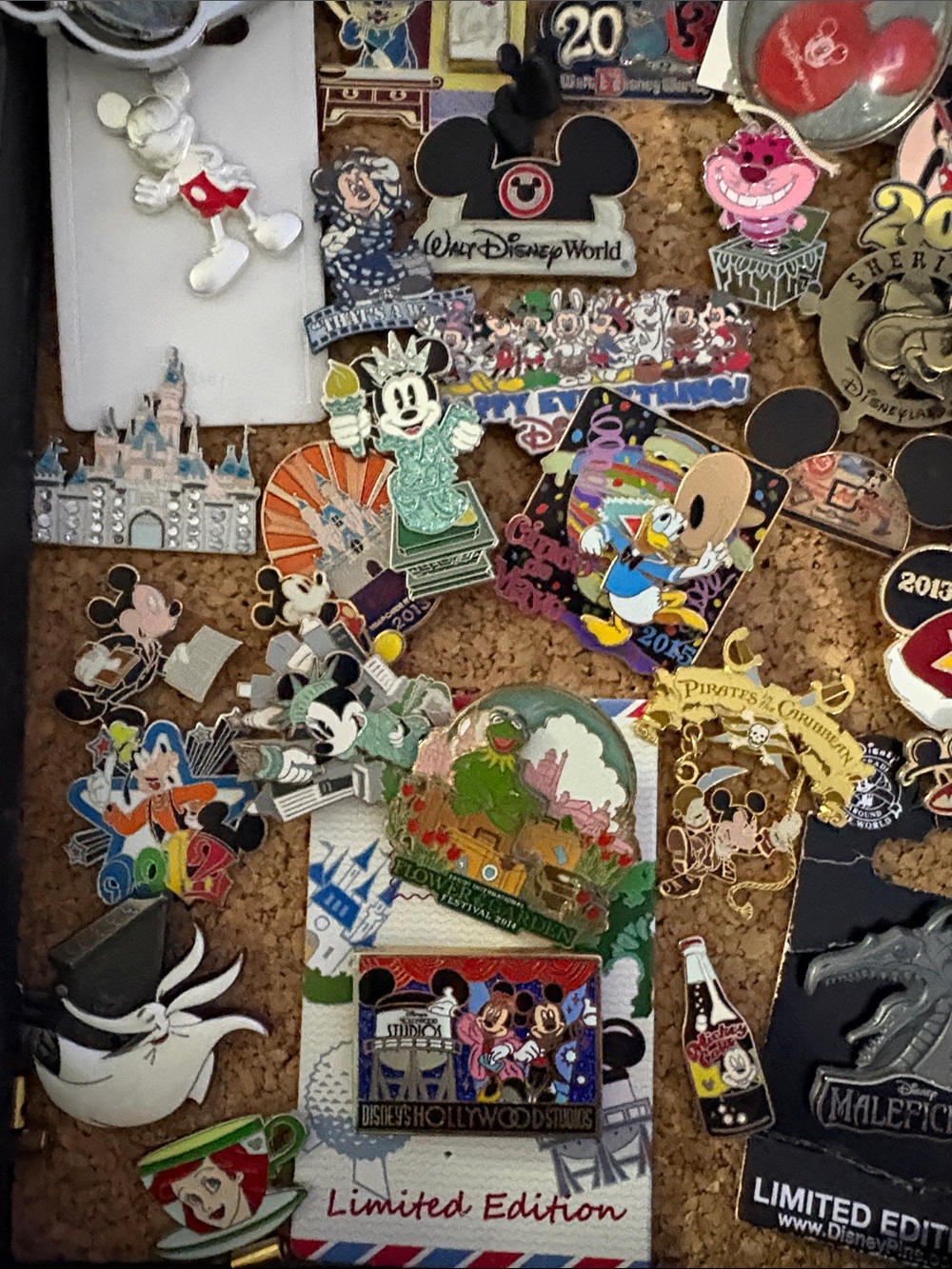 UPDATED ✨Disney Collectible lot of pins annual passholder LELR rare pins Paris✨ - Picture 16 of 17